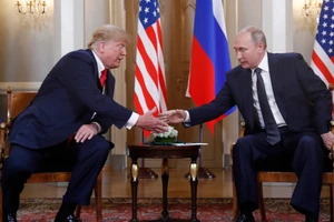 Tổng thống Mỹ Donald Trump và Tổng thống Nga Vladimir Putin bắt tay nhau ở hội nghị thượng đỉnh Hội đồng Bắc Cực tại Phần Lan, ngày 16 tháng 7 năm 2018.