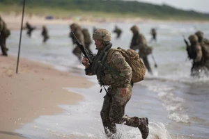 Binh sĩ NATO trong cuộc tập trận Chiến dịch Baltic (Baltops) tại Palanga, Litva. 