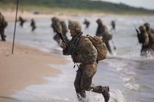 Binh sĩ NATO trong cuộc tập trận Chiến dịch Baltic (Baltops) tại Palanga, Litva. 