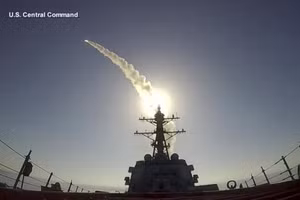 Chiến hạm Aegis Mỹ phóng Tomahawk tấn công Iran.