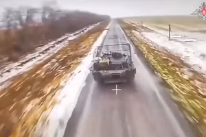 Khoảnh khắc UAV cáp quang Nga lao vào xe tăng Abrams.