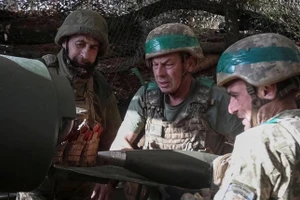 Binh sĩ Ukraine nạp đạn vào lựu pháo M777.