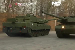 Hai chiếc Leopard 2A8 đầu tiên được giới thiệu ở Munich, Đức, hôm 19 tháng 11.