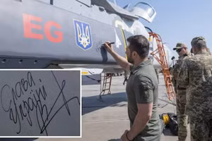 Chiến đấu cơ Su-24 Ukraine mang theo tên lửa Storm Shadow.