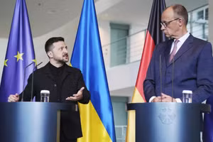 Tổng thống Volodymyr Zelensky và Thủ tướng Friedrich Merz trong một cuộc họp báo chung.