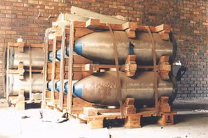 Vỏ bom tại cơ sở sản xuất bom hạt nhân Circle bị bỏ hoang của Nam Phi gần Pretoria.