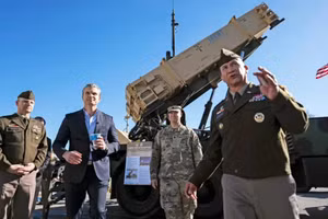 Bộ trưởng Quốc phòng Mỹ Pete Hegseth thăm một đơn vị Patriot.