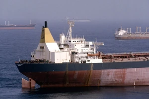 Hàng loạt tàu dầu không thể di chuyển qua eo biển Hormuz.