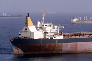 Hàng loạt tàu dầu không thể di chuyển qua eo biển Hormuz.