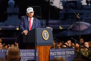 Tổng thống Donald Trump phát biểu trên tàu sân bay USS George Washington ở Nhật Bản hôm 28 tháng 10.