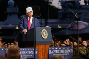 Tổng thống Donald Trump phát biểu trên tàu sân bay USS George Washington ở Nhật Bản hôm 28 tháng 10.