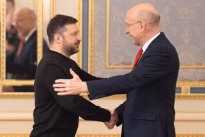 Bộ trưởng Quốc phòng Anh John Healey và Tổng thống Ukraine Zelensky.