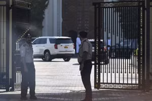 Lực lượng an ninh Oman bảo vệ đoàn xe chở đặc phái viên Mỹ về Trung Đông, ông Steve Witkoff, hôm 12 tháng 4.