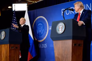 Tổng thống Nga Vladimir Putin, cùng với Tổng thống Mỹ Donald Trump, phát biểu trong cuộc họp báo ngày 15 tháng 8 năm 2025 tại Anchorage, Alaska.