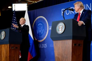 Tổng thống Nga Vladimir Putin, cùng với Tổng thống Mỹ Donald Trump, phát biểu trong cuộc họp báo ngày 15 tháng 8 năm 2025 tại Anchorage, Alaska.