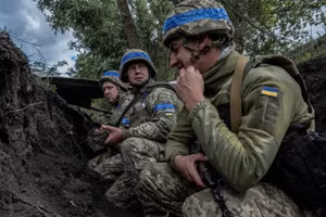 Binh sĩ thuộc Lữ đoàn Cơ giới số 24 Ukraine trong chiến hào tại tỉnh Sumy.