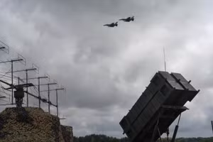 Tiêm kích F-16 và hệ thống Patriot của Ukraine.