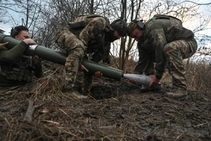 Binh sĩ Ukraine nạp đạn súng cối tấn công về phía các cứ điểm của Nga tại Pokrovsk.