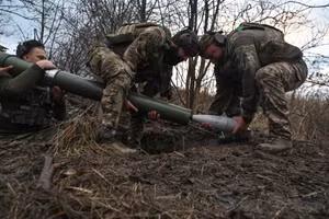 Binh sĩ Ukraine nạp đạn súng cối tấn công về phía các cứ điểm của Nga tại Pokrovsk.