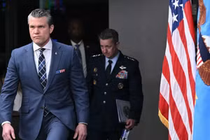 Bộ trưởng Quốc phòng Mỹ Pete Hegseth và Chủ tịch Hội đồng Tham mưu trưởng Liên quân - Tướng Dan Caine.