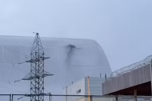 Mái vòm che nhà máy Chernobyl bị tấn công, ngày 15/2/2025.