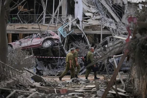 Hiện trường đổ nát tại Israel sau khi trúng tên lửa Iran.