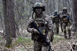 Binh sĩ Ukraine được huấn luyện tại một thao trường ở ngoại ô Kiev.