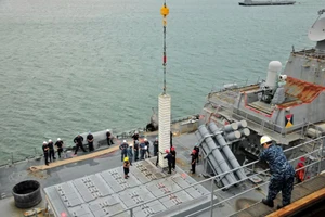 Nạp Tomahawk cho chiến hạm Aegis của Mỹ.