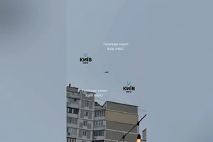 UAV bay lượn trên bầu trời Kiev.