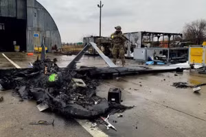 Một chiếc Bayraktar TB2 bị Nga bắn rơi.