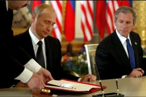 Tổng thống Putin ký hiệp ước giảm số đầu đạn hạt nhân với Tổng thống Bush ngày 24 tháng 5 năm 2002.