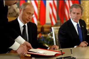 Tổng thống Putin ký hiệp ước giảm số đầu đạn hạt nhân với Tổng thống Bush ngày 24 tháng 5 năm 2002.