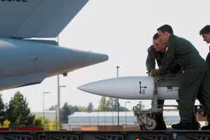 Một quả bom B61-12 được đưa lên máy bay C-17A Globemaster III.
