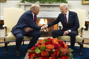 Tổng thống Biden gặp Tổng thống đắc cử Trump tại phòng Bầu dục ở Nhà Trắng.