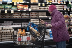Người dân Chicago đi mua sắm ở siêu thị.