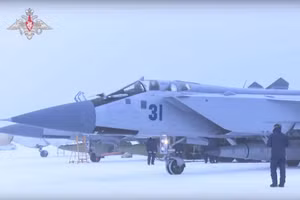 Tiêm kích MiG-31 chuẩn bị cất cánh với tên lửa siêu thanh Kinzhal.