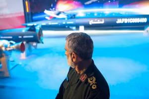 Tên lửa siêu thanh Fattah-2 của Iran.