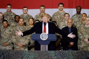 Tổng thống Donald Trump thăm căn cứ Bagram năm 2019.