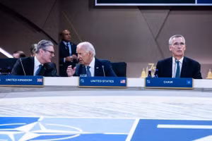 Thủ tướng Anh Keir Starmer, Tổng thống Mỹ Joe Biden và Tổng thư ký NATO Jens Stoltenberg tại hội nghị thượng đỉnh ở Washington.