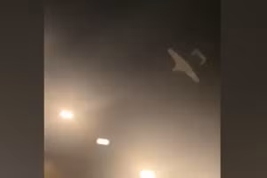 UAV Ukraine bay sát nóc nhà dân ngay trước khi bị đánh chặn.