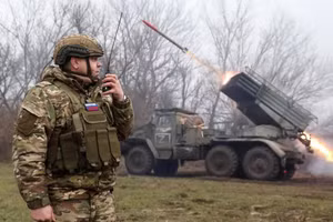 Pháo binh Nga tấn công lực lượng Ukraine tại Donetsk.