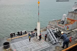 Nạp tên lửa Tomahawk vào khu trục hạm Arleigh Burke.