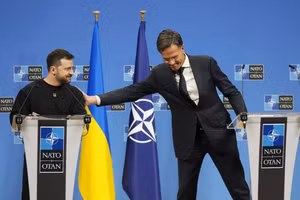 Tổng thống Ukraine Volodymyr Zelensky và Tổng Thư ký NATO Mark Rutte trong một cuộc họp báo tại trụ sở NATO ở Brussels.