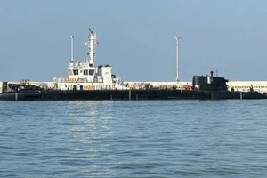 Hình ảnh chiếc tàu 3 thân bí ẩn của Trung Quốc được công bố hôm 3 tháng 12.