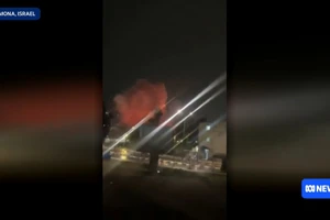 Khoảnh khắc tên lửa Iran đánh trúng mục tiêu tại Dimona.