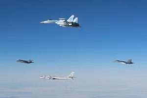 Tiêm kích Su-35S Nga trong một lần chạm mặt F-35 Mỹ gần Alaska.