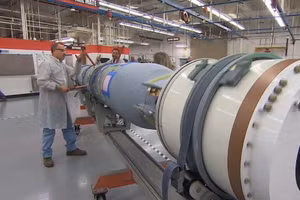 Tên lửa Tomahawk trong nhà máy.