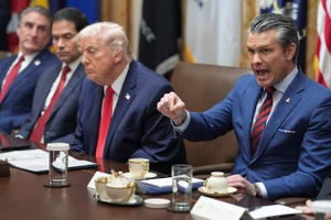 Bộ trưởng Chiến tranh Mỹ Pete Hegseth trong một cuộc họp cùng Tổng thống Trump.