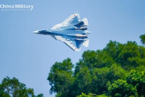 Tiêm kích tàng hình Su-57 bay biểu diễn tại triển lãm Chu Hải 2024.