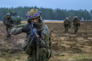 Binh sĩ trong một cuộc tập trận chung của NATO mang tên Iron Wolf 22.